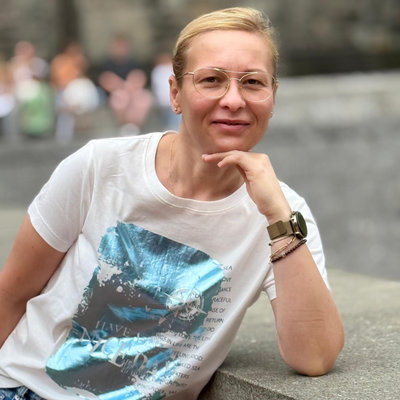 Glücklicher Senior mit Betreuer